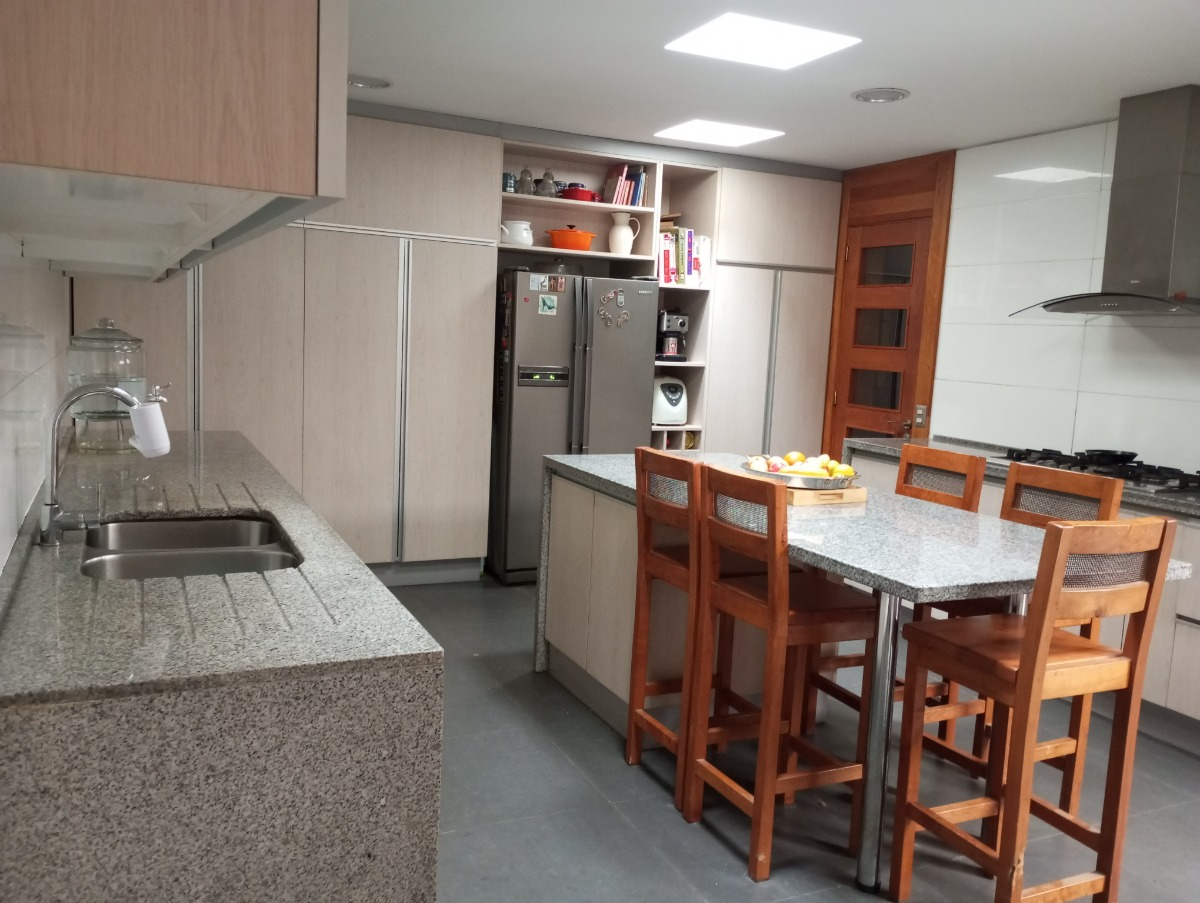 Venta Casa NO 4D en suite 4B 3E 1B Borde R&iacute;o - Casa Piedra - Vitacura