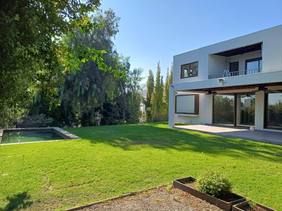 Arriendo Casa P 4D en suite Walk-in cl&oacute;set 4B 2E 1B Chicureo - Colina