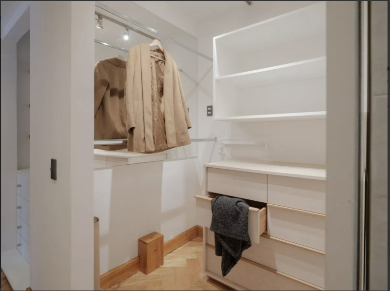 Venta Casa Oriente 1D 2B 2E Barrio El Golf - Las Condes