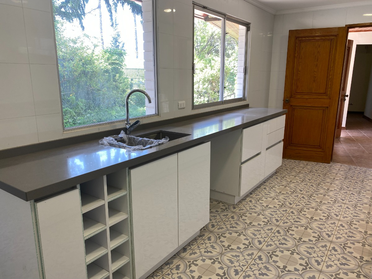 Arriendo Casa 4D en suite Walk-in cl&oacute;set 4B 2E 1B San Carlos de Apoquindo - Las Condes