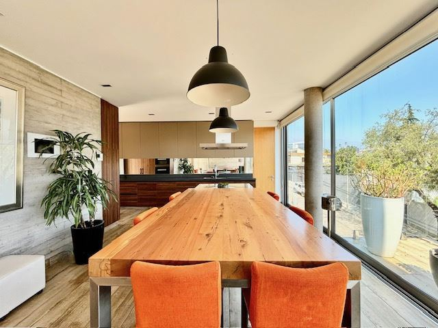 Venta Casa Oriente 4D 4B 3E Barrio El Golf - Las Condes