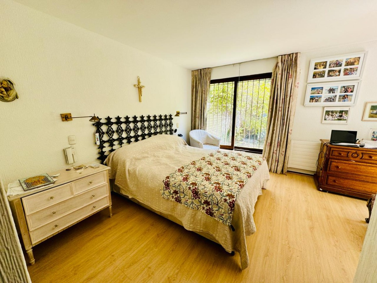 Venta Casa NO 4D Walk-in cl&oacute;set 3B 3E 1B Borde R&iacute;o - Casa Piedra - Vitacura