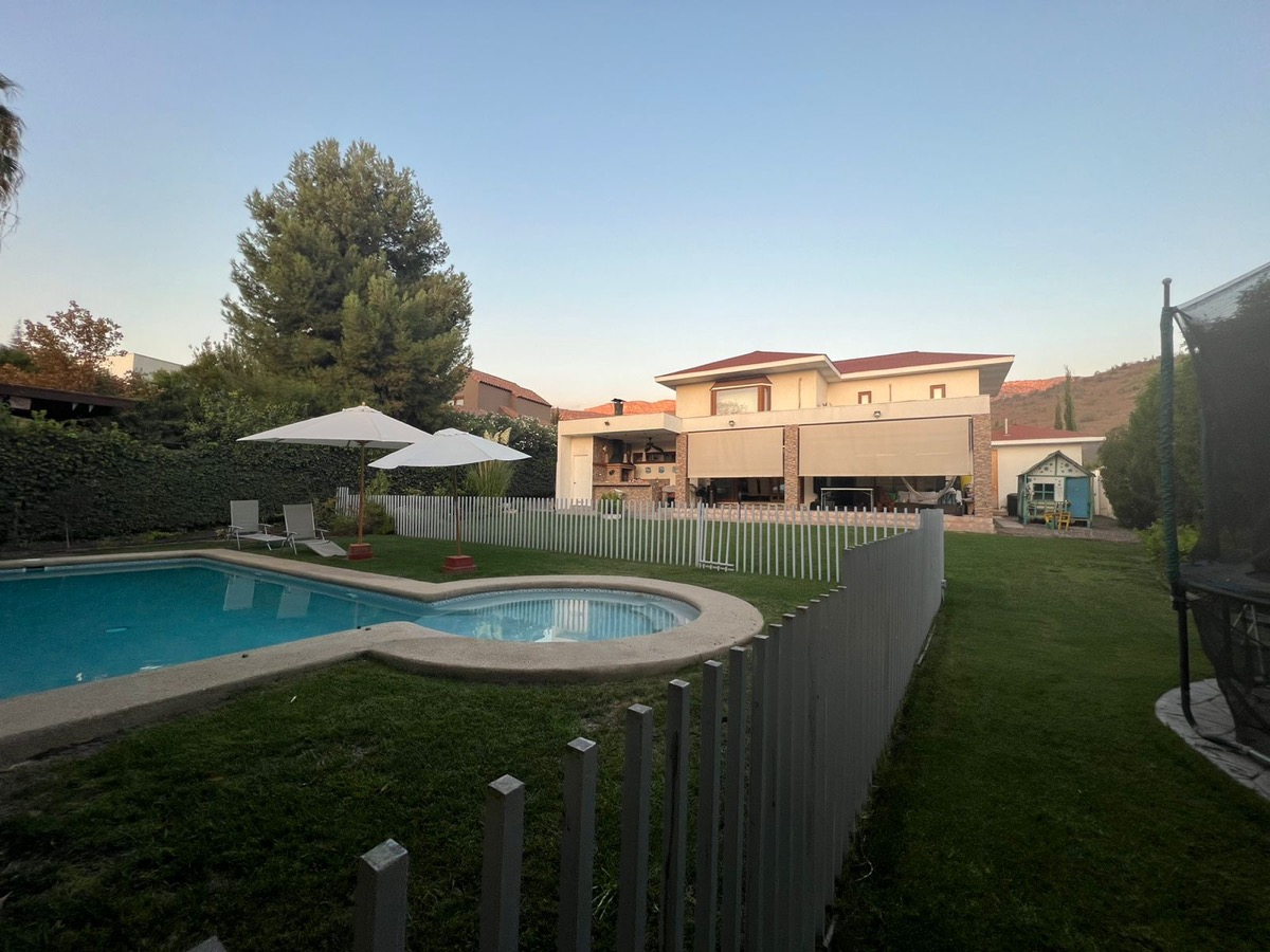 Venta Casa NO 3D en suite Walk-in cl&oacute;set 4B 4E 1B Chicureo - Colina