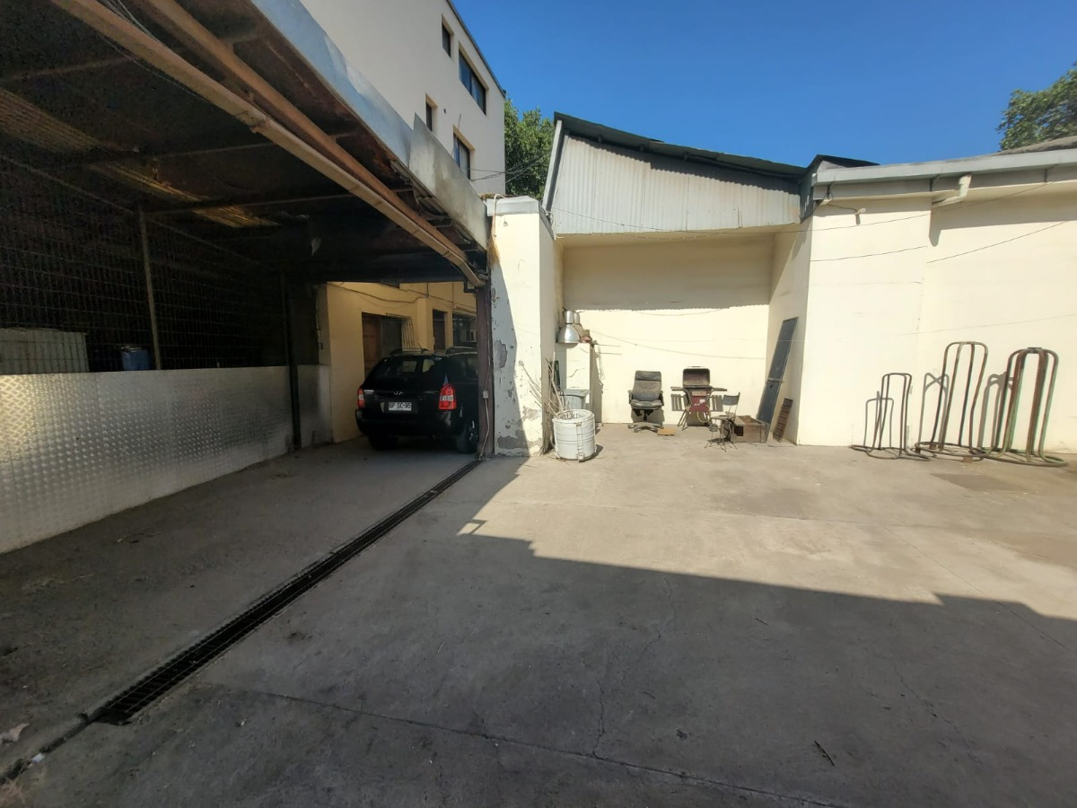 Bodega Industrial Con Edificio De Oficinas De Cuatro Planta.