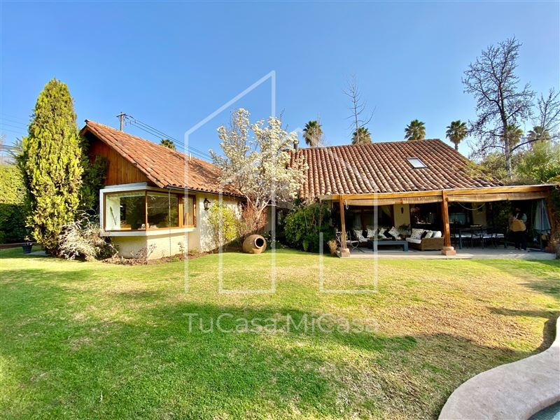 Venta Casa Nor-Oriente 4D en suite Walk-in cl&oacute;set 3B 2E 1B San Carlos de Apoquindo - Las Condes