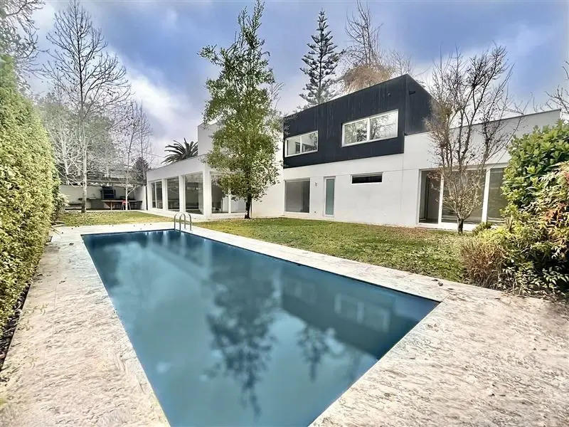 Arriendo Casa NorOriente-Poniente 6D 4B 2E 1B Borde R&iacute;o - Casa Piedra - Vitacura