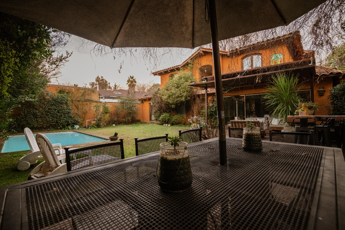 Venta Casa NO 5D en suite Walk-in cl&oacute;set 5B 3E 4B Borde R&iacute;o - Casa Piedra - Vitacura