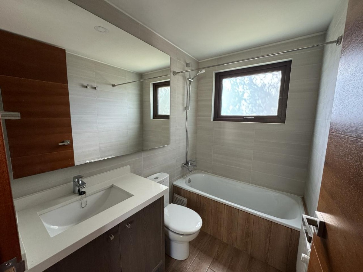 Venta Casa NO 6D Walk-in cl&oacute;set 4B 2E 1B San Carlos de Apoquindo - Las Condes