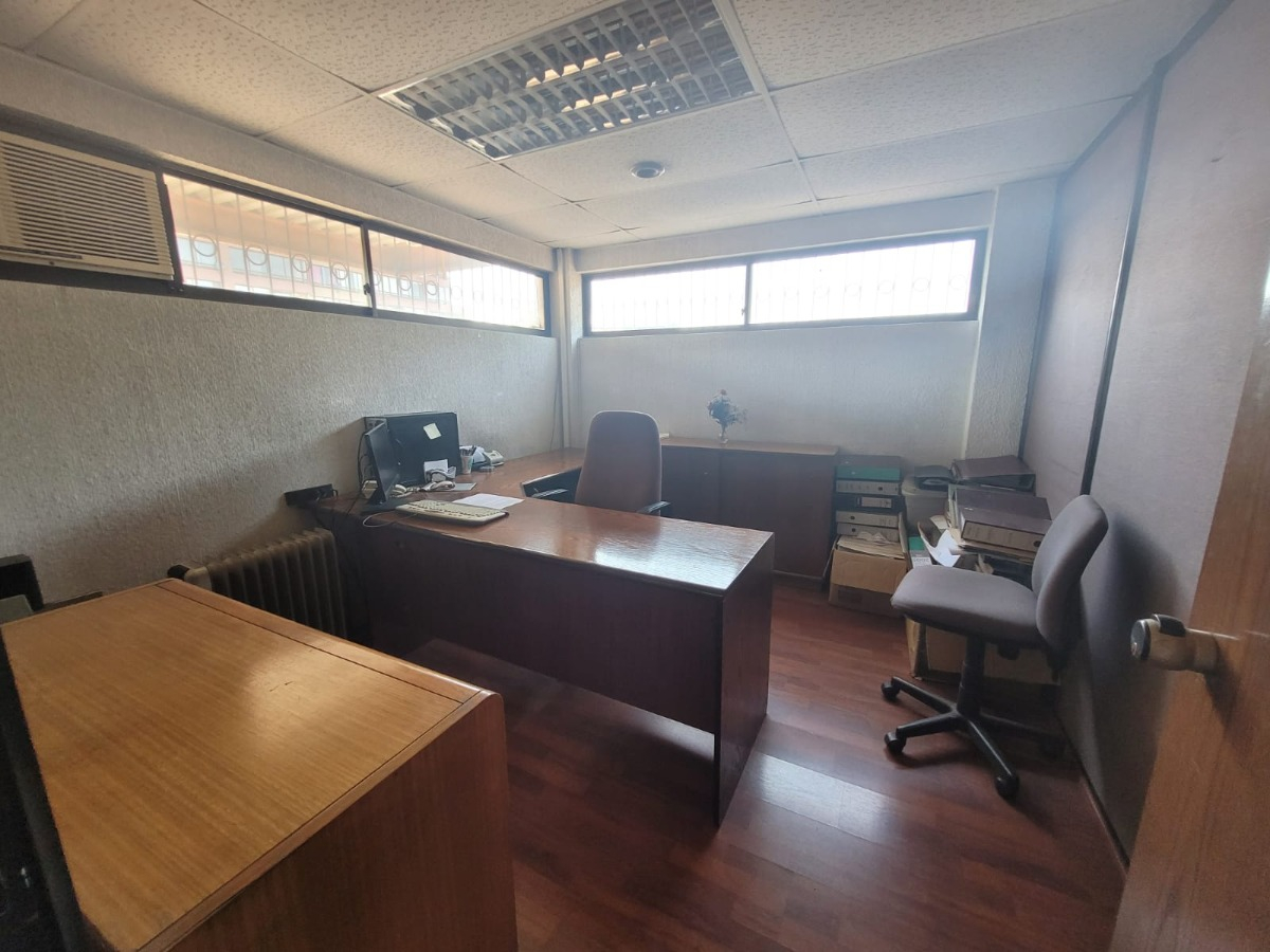 Bodega Industrial Con Edificio De Oficinas De Cuatro Planta.