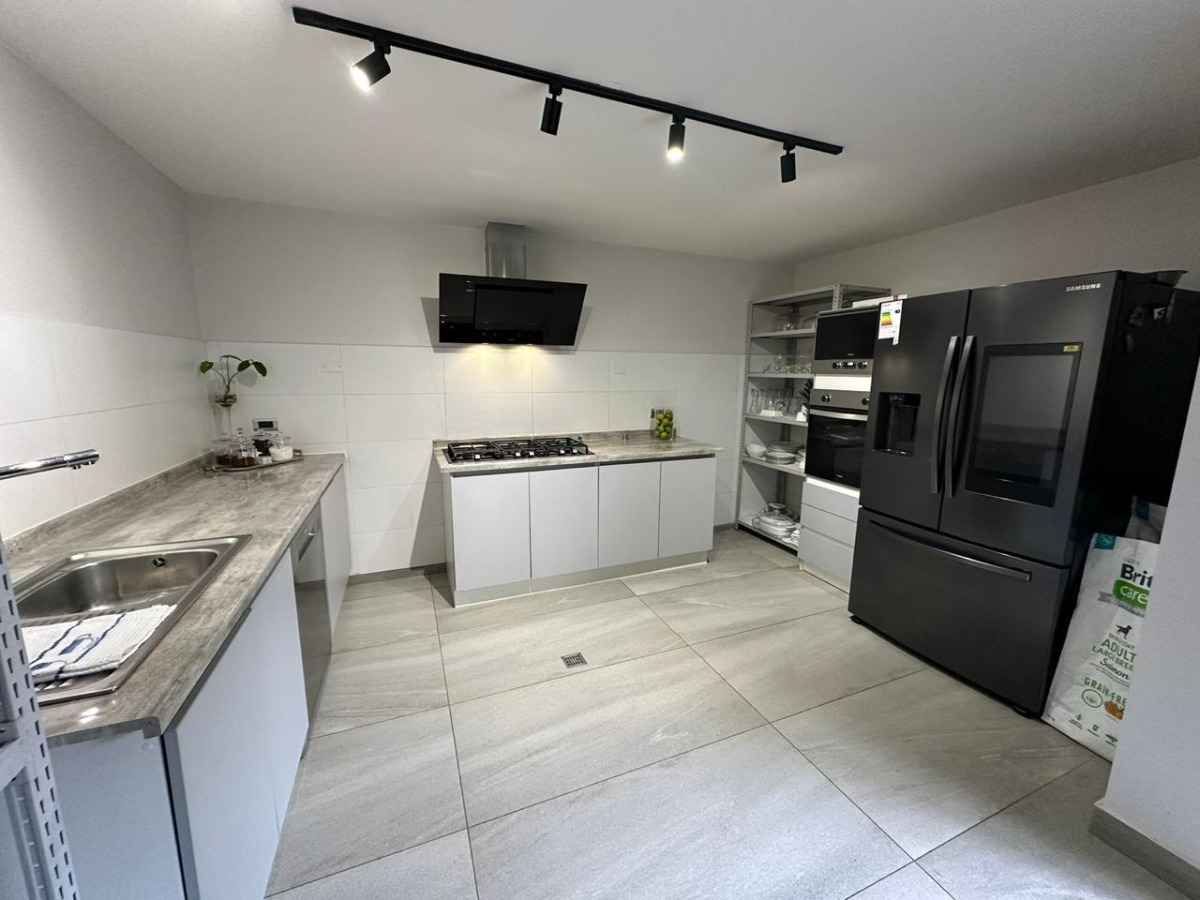 Arriendo Casa 6D en suite Walk-in cl&oacute;set 4B 4E 1B Metro Manquehue - Apumanque - Las Condes