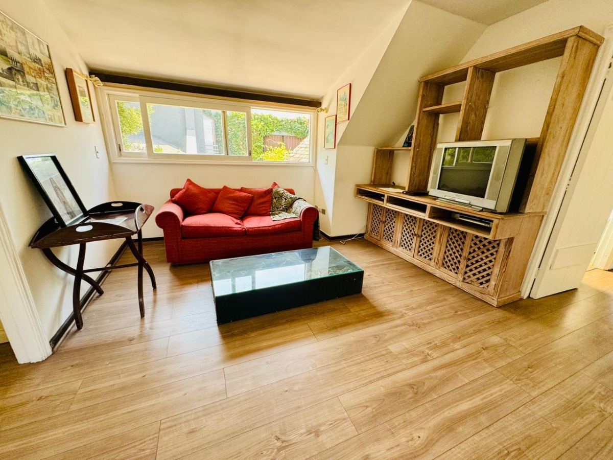 Venta Casa NO 4D Walk-in cl&oacute;set 3B 3E 1B Borde R&iacute;o - Casa Piedra - Vitacura