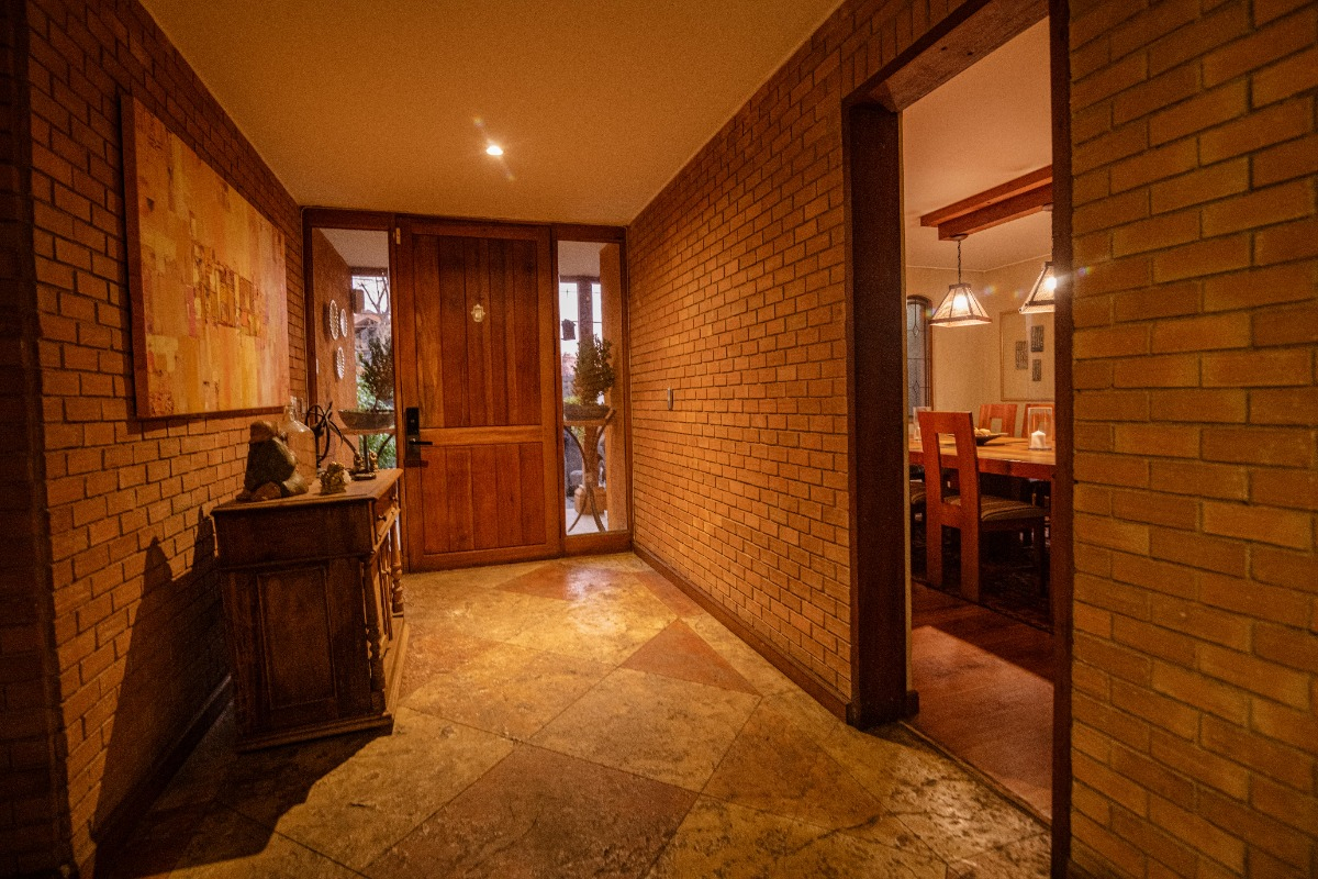 Venta Casa NO 5D en suite Walk-in cl&oacute;set 5B 3E 4B Borde R&iacute;o - Casa Piedra - Vitacura