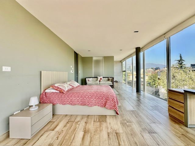 Venta Casa Oriente 4D 4B 3E Barrio El Golf - Las Condes