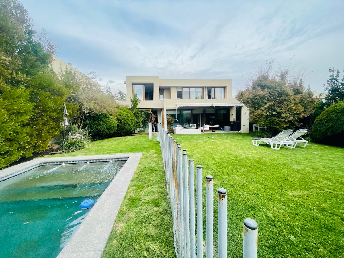 Venta Casa NO 5D en suite Walk-in cl&oacute;set 5B 2E 1B Chicureo - Colina