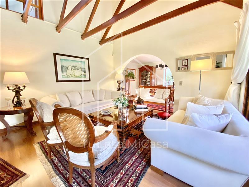 Venta Casa Nor-Oriente 4D en suite Walk-in cl&oacute;set 3B 2E 1B San Carlos de Apoquindo - Las Condes