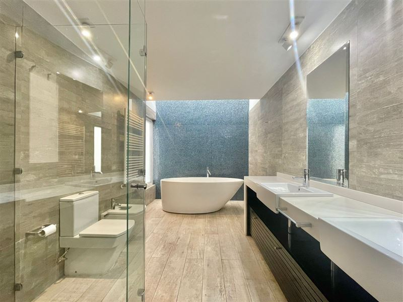 Arriendo Casa NorOriente-Poniente 6D 4B 2E 1B Borde R&iacute;o - Casa Piedra - Vitacura