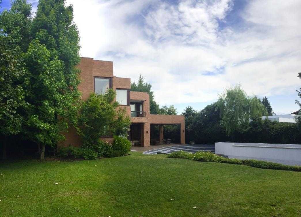 Venta Casa O 4D en suite Walk-in cl&oacute;set 4B 6E 2B Chicureo - Colina