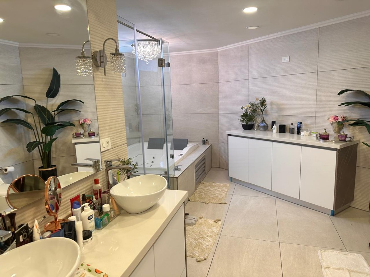 Arriendo Casa NO 4D en suite Walk-in cl&oacute;set 6B 3E 1B Los Dominicos - Las Condes