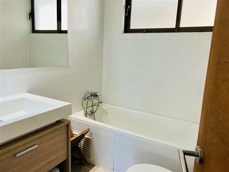 Venta Casa Poniente 5D en suite Walk-in cl&oacute;set 6B 4E 1B El Remanso - Las Condes