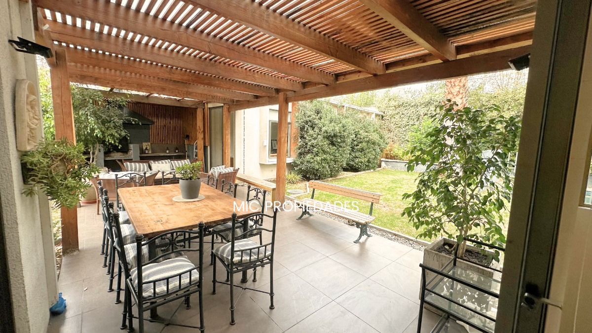 Venta Casa 5D en suite 4B 2E 2B San Carlos de Apoquindo - Las Condes