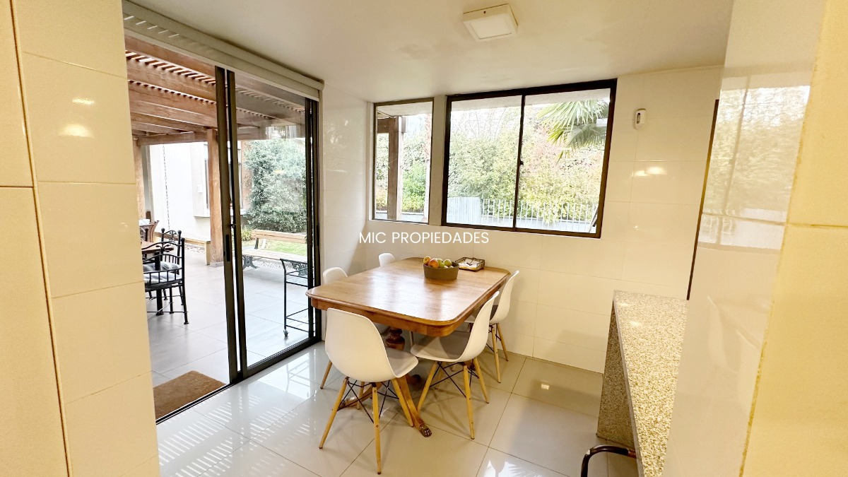 Venta Casa 5D en suite 4B 2E 2B San Carlos de Apoquindo - Las Condes