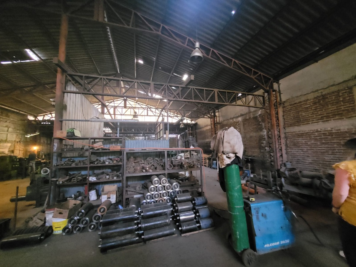 Bodega Industrial Con Edificio De Oficinas De Cuatro Planta.