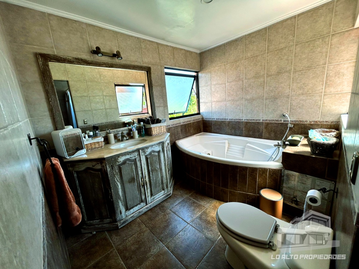 Venta Casa 5D en suite Walk-in cl&oacute;set 4B 4E 1B Metro Sim&oacute;n Bolivar - La Reina