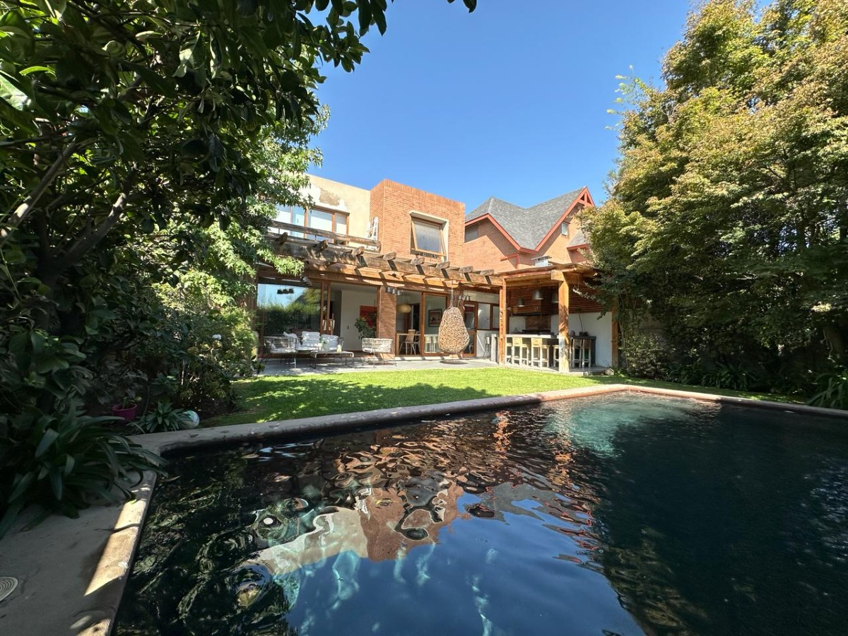 Arriendo Casa NP 4D en suite Walk-in cl&oacute;set 4B 2E 1B San Carlos de Apoquindo - Las Condes