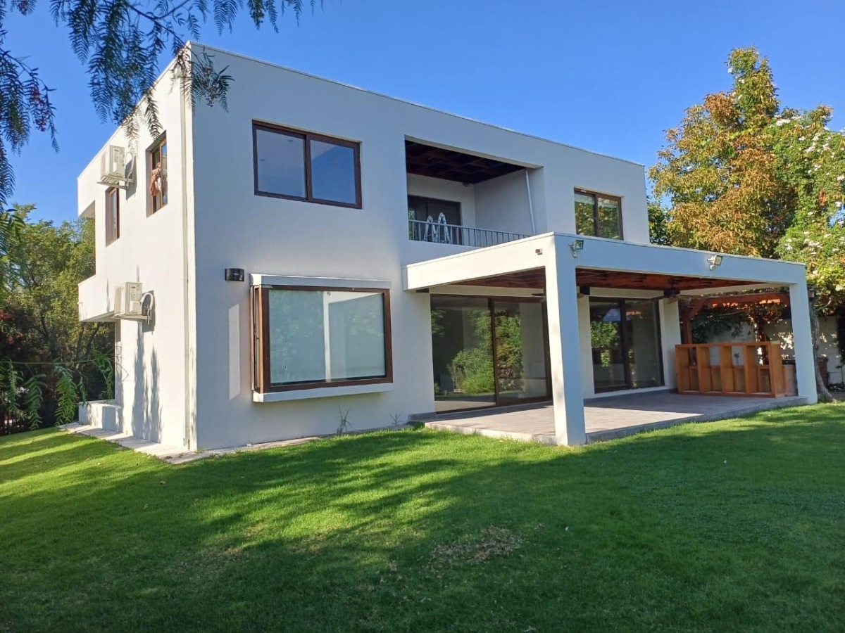 Arriendo Casa P 4D en suite Walk-in cl&oacute;set 4B 2E 1B Chicureo - Colina