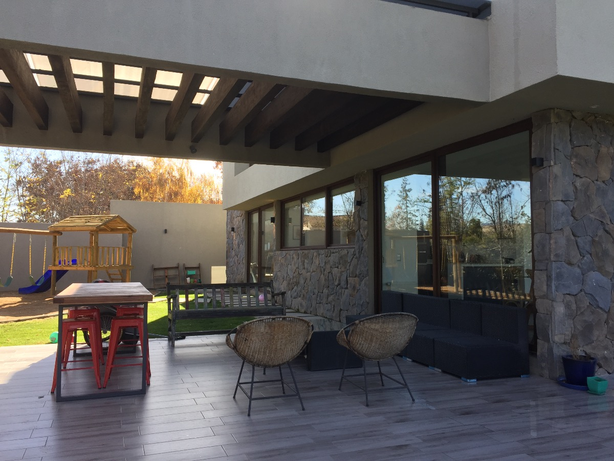 Venta Casa NOSP 4D en suite Walk-in cl&oacute;set 4B 4E 1B  - Requ&iacute;noa