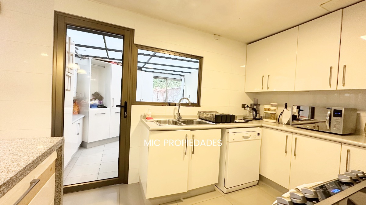 Venta Casa 5D en suite 4B 2E 2B San Carlos de Apoquindo - Las Condes