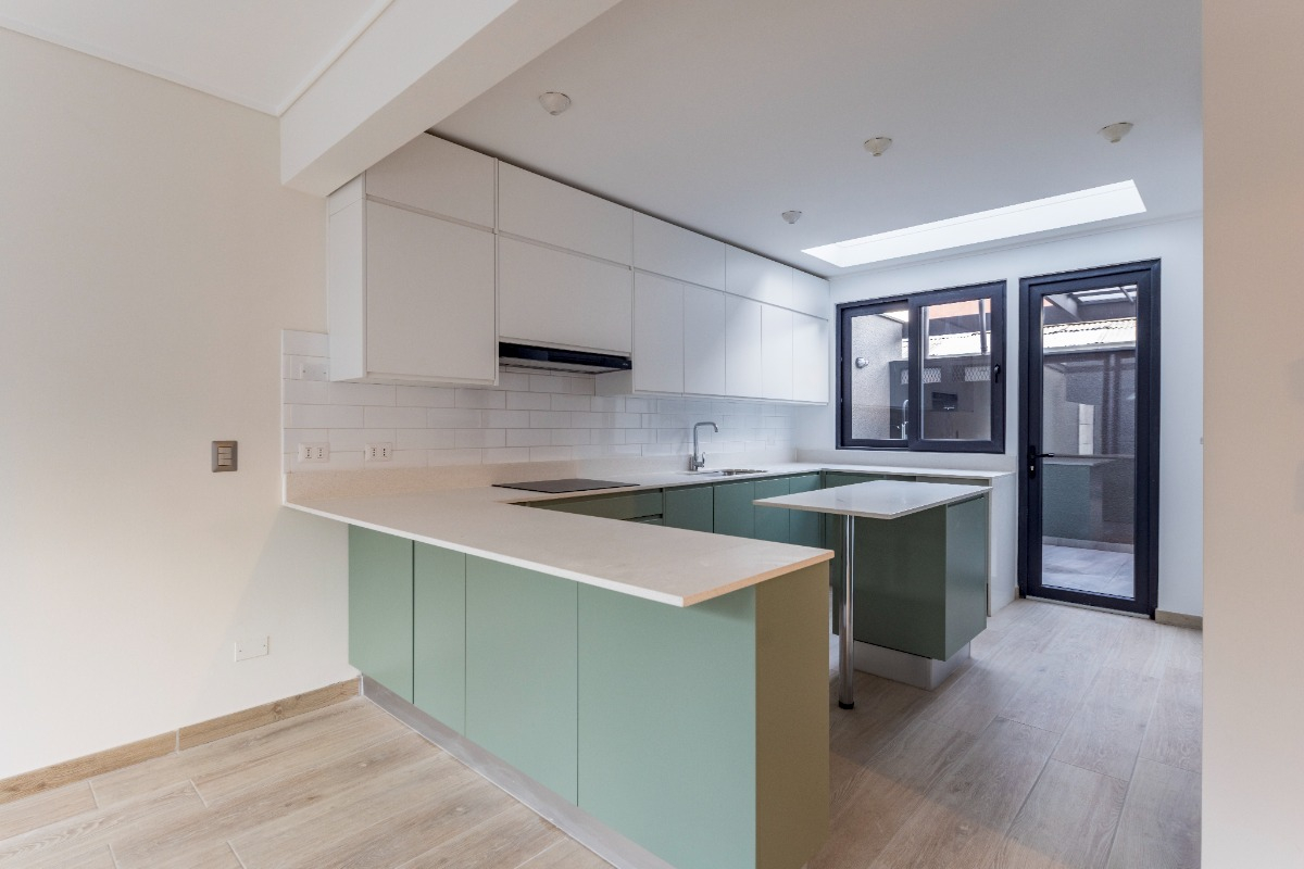 Arriendo Casa NO 6D en suite Walk-in cl&oacute;set 4B 2E 1B Barrio El Golf - Las Condes