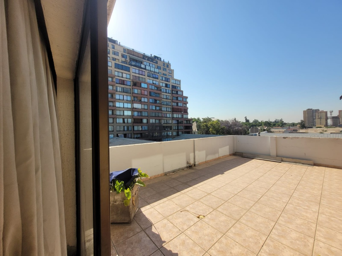 Bodega Industrial Con Edificio De Oficinas De Cuatro Planta.