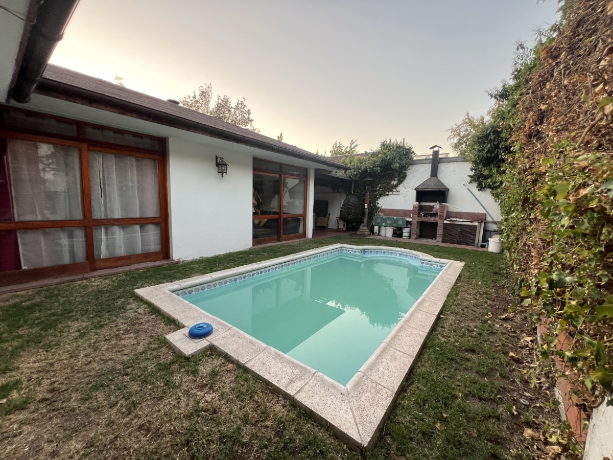 Venta Casa NO 5D en suite Walk-in cl&oacute;set 3B 3E 1B Los Dominicos - Las Condes