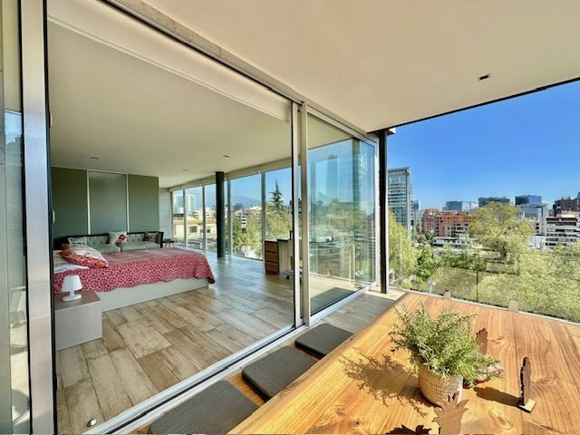 Venta Casa Oriente 4D 4B 3E Barrio El Golf - Las Condes