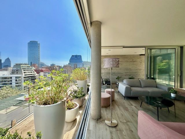 Venta Casa Oriente 4D 4B 3E Barrio El Golf - Las Condes